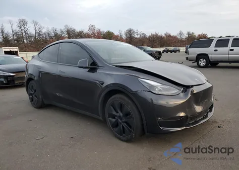 2024 Tesla Model Y из США, поврежденный, VIN 7SAYGAEE1RF116155